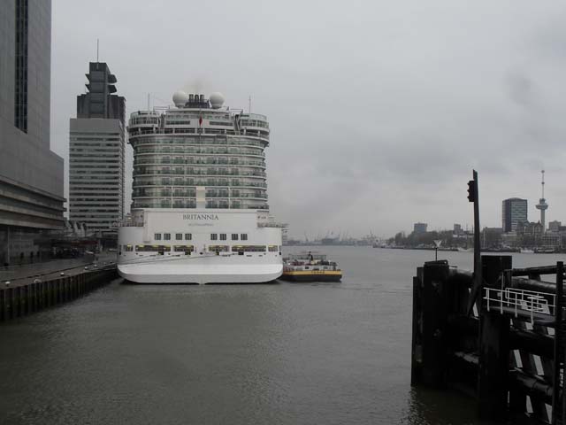 Cruiseschip ms Britannia van P&O aan de Cruise Terminal Rotterdam